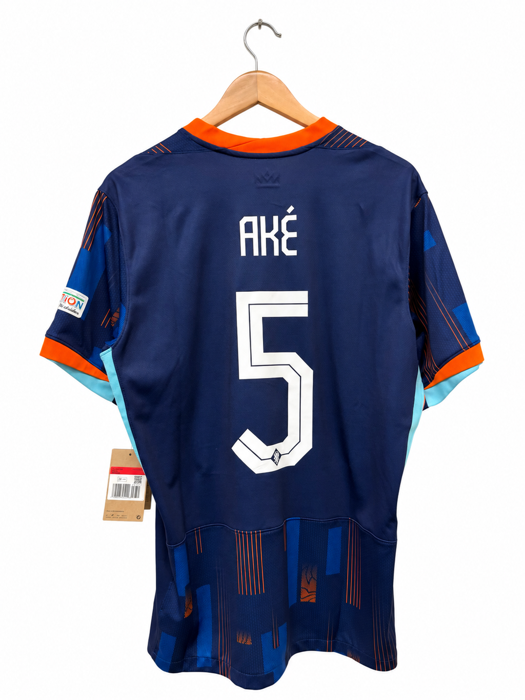 Nederland 2024/26 uitshirt maat L met Aké #5, achterkant